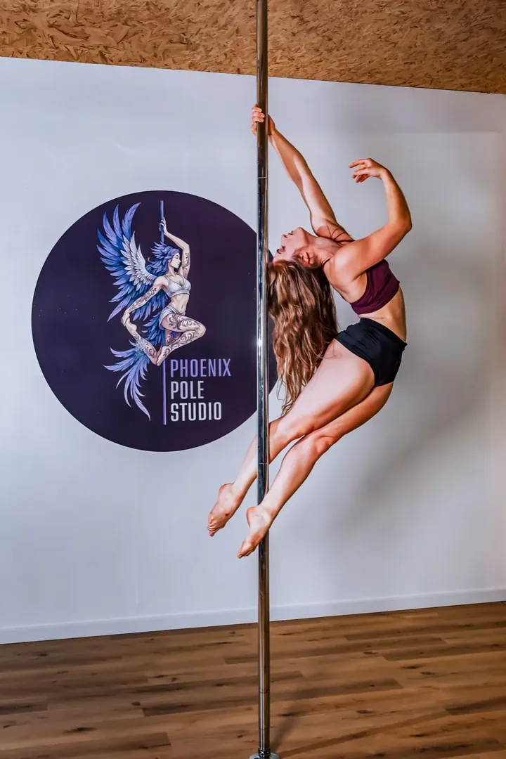 Élève en pole dance au Phoenix Pole Studio, près de Chambéry